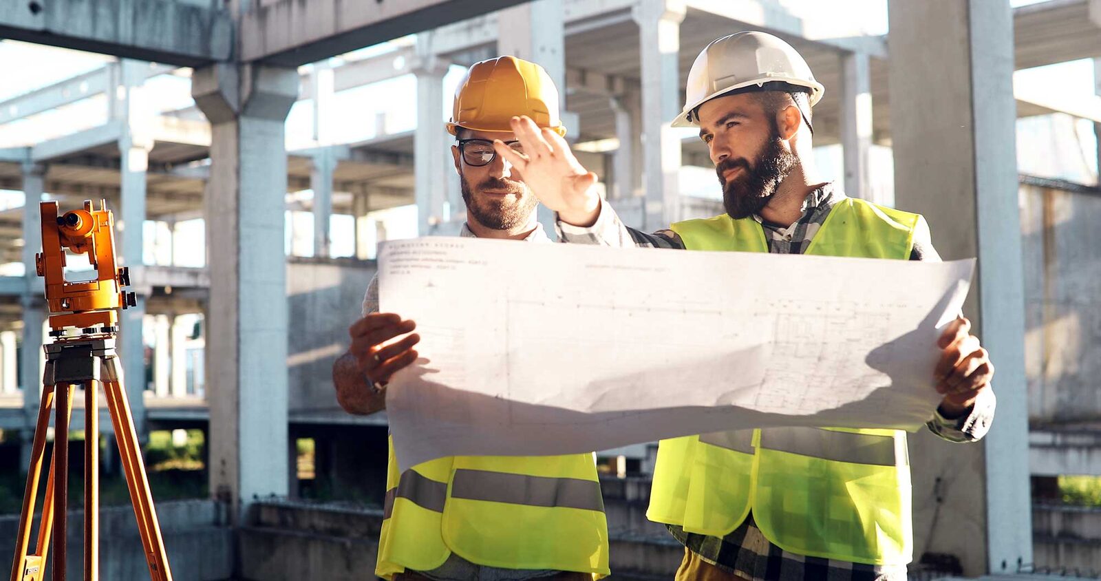 Engenheiros analisam o projeto em uma obra